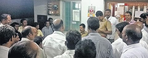 வாக்காளர்களுக்கு பணம் விநியோகம்?- வடவள்ளி காவல் நிலையத்தை இரவில் முற்றுகையிட்ட திமுகவினர்