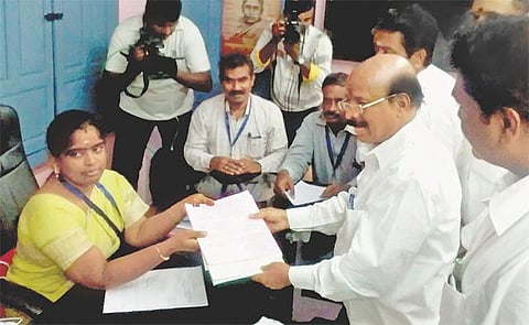 சைதாப்பேட்டையில் அதிமுக வேட்பாளர் பொன்னையன் வேட்புமனு தாக்கல்