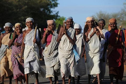 ரூ.5 ஊதிய உயர்வை திருப்பி அளித்து மோடிக்கு தொழிலாளர்கள் கலாய்ப்புக் கடிதம்