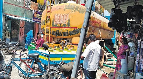 லாரி தண்ணீரை நாடும் வடசென்னை மக்கள்: ஒரு குடம் தண்ணீர் ரூ.7-க்கு விற்பனை - மெட்ரோ வாட்டர் கசப்பதாக புகார்