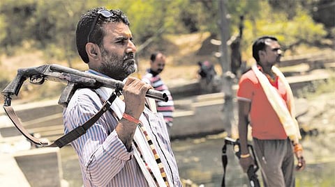 தங்கத்தை விட தண்ணீர் விலைமதிப்பற்றது: அணைக்கு துப்பாக்கி ஏந்திய ஆட்கள் பாதுகாப்பு - மத்தியப் பிரதேச மாநிலத்தில் நகராட்சி ஏற்பாடு