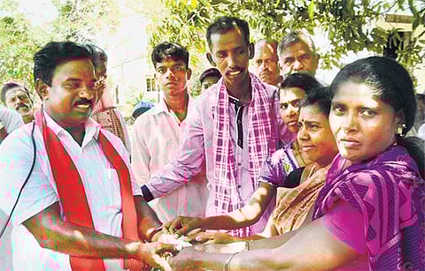 வாக்காளர்களிடம் நிதி திரட்டும் கம்யூனிஸ்ட் வேட்பாளர்