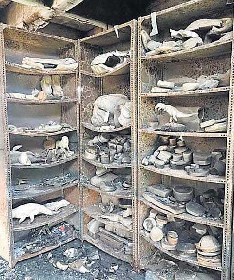 தீயில் கருகிய குழந்தைகளின் பொக்கிஷம்