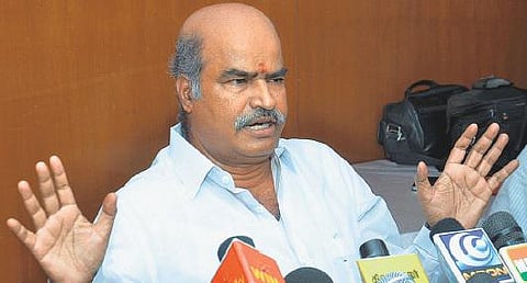 பணம் கொடுப்பதை தடுக்க வேண்டும்: தங்கபாலு கோரிக்கை