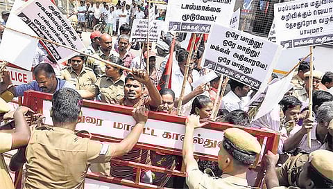 மக்கள் அதிகாரம் அமைப்பு சார்பில் மதுக்கடையை மூடும் போராட்டம்: பெண்கள், சிறுவர்கள் மீது போலீஸ் தாக்குதல் - தமிழகம் முழுவதும் நூற்றுக்கணக்கானோர் கைது