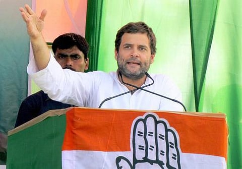 காரில் இருந்து இறங்கி வீடு தேடி பொதுமக்களை சந்தித்த ராகுல் காந்தி: பதற்றமடைந்த பாதுகாப்பு அதிகாரிகள்