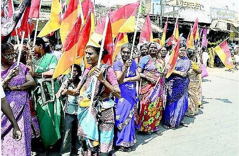 பணம் கொடுத்து கிராம மக்களை திரட்டும் கட்சிகள்: சுட்டெரிக்கும் வெயிலில் அவதியுறும் பெண்கள், குழந்தைகள்