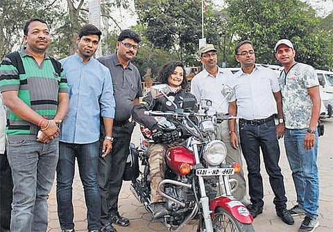 ஈஷா குப்தா@இந்திய சாலைகள்: காட்டு நிலத்தில் கல்வியின் ஒளி பரவட்டும்!