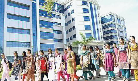 பிளஸ்-2 தேர்வு முடிவுகள் தாமதமாக வெளியாவதால் எம்பிபிஎஸ், பிடிஎஸ் படிப்புகளுக்கான விண்ணப்ப விநியோகம் தள்ளி போகிறது: மருத்துவக் கல்வி இயக்குநர் அறிவிப்பு