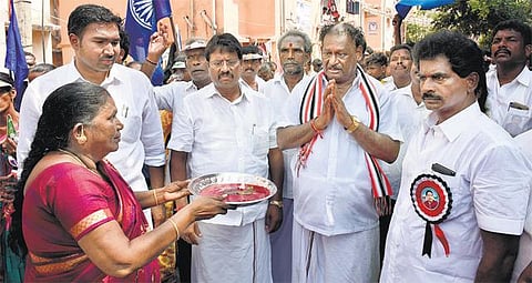 தமிழகத்திலேயே அதிக வாக்காளர்களை கொண்ட தொகுதி: சோழிங்கநல்லூரில் வேட்பாளர்கள் தீவிர பிரச்சாரம் - அரசு மருத்துவமனை அமைக்கப்படும் என்று வாக்குறுதி