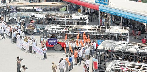 கலவரத்தில் கொளுத்தப்பட்ட பேருந்துகளை மக்களின் பார்வைக்கு வைத்த கர்நாடக அரசு