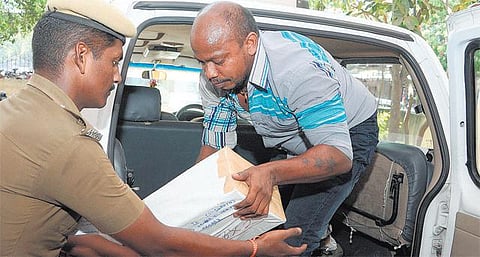 ரூ.100 கோடியை எட்டுகிறது பறிமுதல் தொகை: தமிழகத்தில் வருமானவரித் துறையினர் தொடர்ந்து சோதனை