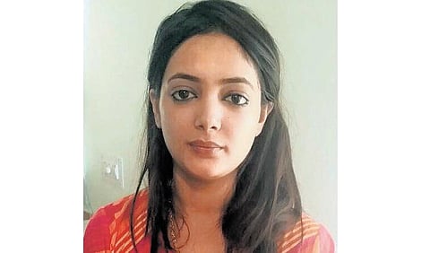 செம்மர கடத்தல் வழக்கில் மாடல் அழகி கைது