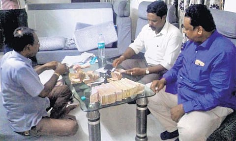 வாணியம்பாடி அதிமுக வேட்பாளர் வீட்டில் ரூ.14 லட்சம் பறிமுதல்