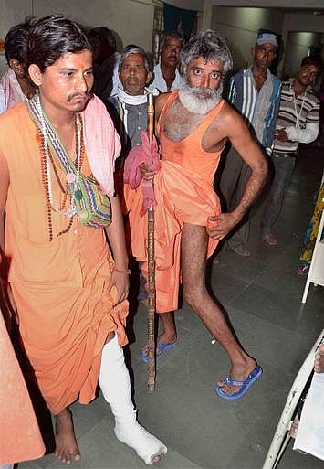 உஜ்ஜயினி கும்பமேளாவில் தலைமை பதவிக்காக சாதுக்கள் துப்பாக்கிகளுடன் மோதல்: 14 பேர் படுகாயம்