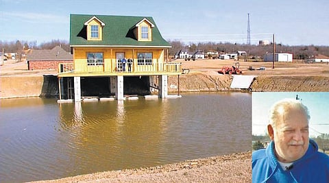 பாதி வீடு நிலத்தில்... மீதி வீடு குளத்தில்