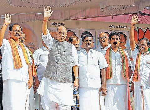 இளைஞர்கள் மனது வைத்தால் ஆட்சி மாற்றத்தை ஏற்படுத்த முடியும்: சேலத்தில் ராஜ்நாத் சிங் நம்பிக்கை