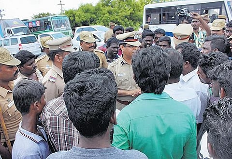 திருநெல்வேலியில் மறியலால் பதற்றம்: கலப்பு மணம் புரிந்தவரின் தங்கை கொலை