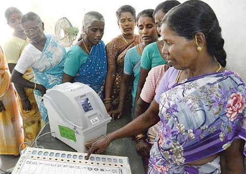 நம் வாக்கு நம் உரிமை: போடுங்கம்மா ஓட்டு... நல்லவரைப் பார்த்து!