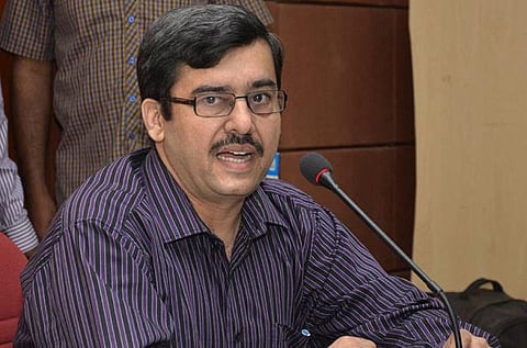 தேர்தல் நடத்தை விதிகளை மீறி இலவச அறிவிப்புகள்: அதிமுக, திமுகவுக்கு தேர்தல் ஆணையம் நோட்டீஸ்