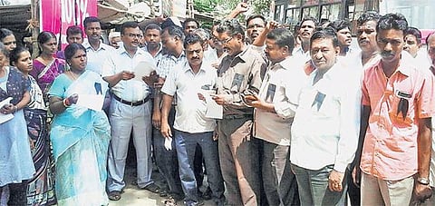 பாமக வேட்பாளரை கைது செய்யக் கோரி அரசு ஊழியர்கள் ஆர்ப்பாட்டம்