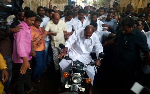மோட்டார் சைக்கிளில் வந்து வாக்களித்த புதுச்சேரி முதல்வர்