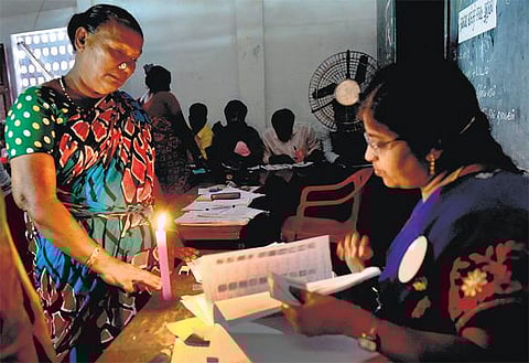 வட சென்னையில் மெழுகுவர்த்தி வெளிச்சத்தில் வாக்குப்பதிவு