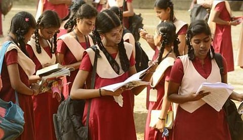பிளஸ் 2 அரசுப் பள்ளிகளின் தேர்ச்சி விகிதத்தில் ஈரோடு முதலிடம்; கடைசி இடத்தில் திருவள்ளூர்
