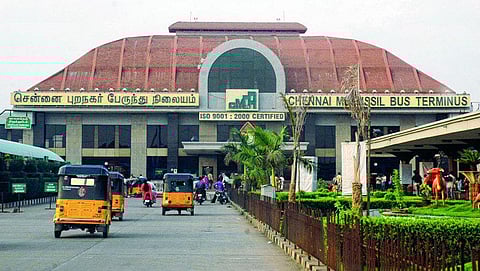 கோயம்பேடு பஸ் நிலையத்தில் இருந்து வெளியூர் பஸ்கள் குறைப்பு: பயணிகள் மறியல் போராட்டம்