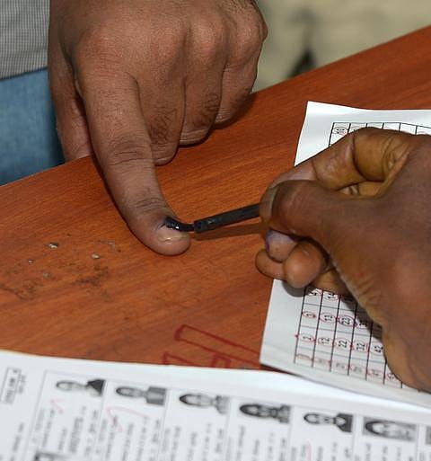 9 வாக்குகளை பெற அதிகாரிகள் 306 கி.மீ. பயணம்: வாக்காளர்களோ தேர்தலை புறக்கணித்து கைவிரிப்பு