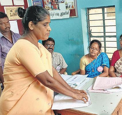 பார்வையற்றோருக்கு தனி வாக்குச் சாவடி: பிரெய்லி முறையில் படித்து வாக்களித்தனர்