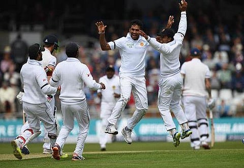 முதல் டெஸ்ட்: 1 ரன்னுக்கு 3 விக்கெட்டுகள்- இலங்கையின் ஷனகா அசத்தல்; இங்கிலாந்து திணறல்