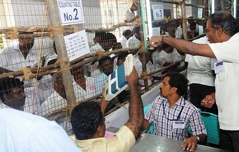 சென்னையில் 16-ல் 11 தொகுதிகளில் அதிமுக பின்னடைவு