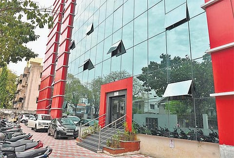 வெறிச்சோடி காணப்பட்ட தேமுதிக, கம்யூனிஸ்ட் கட்சி தலைமை அலுவலகங்கள்