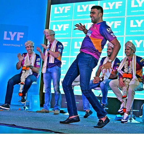 புனே வீரர்கள் பங்கேற்ற தனியார் நிகழ்ச்சியில் லுங்கி டான்ஸ் ஆடிய அஸ்வின்