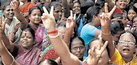 எப்படி ஊடுருவுகின்றன அதிமுக, திமுக?