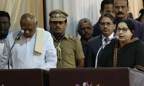 தமிழக முதல்வராக பதவியேற்றார் ஜெயலலிதா; அமைச்சர்கள் 28 பேரும் பதவியேற்பு