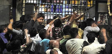 500 டாஸ்மாக் கடைகளை மூடுவதால் ஆண்டுக்கு ரூ.300 கோடி இழப்பு: அதிகாரிகள் தகவல்