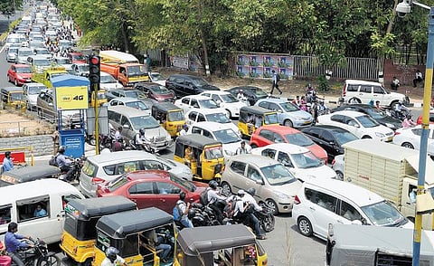 அதிமுக தொண்டர்கள் குவிந்ததால் சென்னையில் போக்குவரத்து நெரிசல்: வாகன ஓட்டிகள், பொதுமக்கள் அவதி