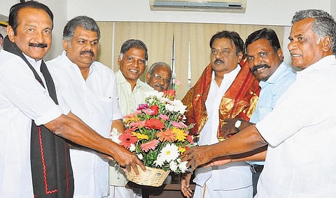 ம.ந. கூட்டணியில் இருந்து வெளியேற வேண்டும்: விஜயகாந்திடம் மாவட்ட செயலாளர்கள் வலியுறுத்தல்