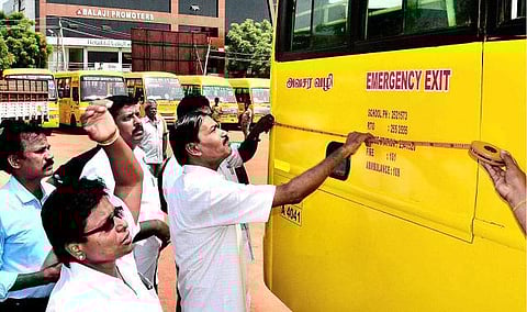 பள்ளி வாகனங்களில் ஆய்வு தொடக்கம்: 9 வாகனங்களுக்கு தகுதிச் சான்று மறுப்பு
