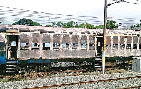 ஜோலார்பேட்டை, கரூர் அருகே பரபரப்பு: திடீர் தீ விபத்தில் சிக்கி ரயில் பெட்டிகள் எரிந்து நாசம் - ரயில்கள் தாமதத்தால் பயணிகள் அவதி