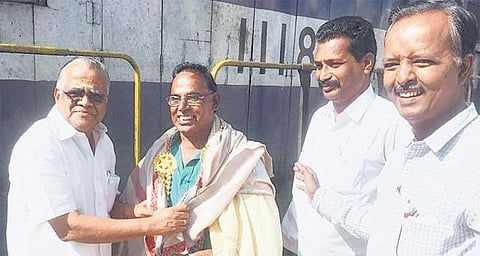 ரயில்வேயில் 26 ஆண்டுகள் விபத்தின்றி பணியாற்றிய இன்ஜின் டிரைவருக்கு பாராட்டு