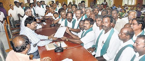 அனைத்து விவசாயக் கடன்களையும் தள்ளுபடி செய்ய கோரிக்கை