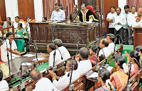 சென்னை மாநகராட்சி மன்ற கூட்டத்தில் முதல்வர் ஜெயலலிதாவுக்கு பாராட்டு: வெளிநடப்பு செய்யாமல் அமைதி காத்த திமுக உறுப்பினர்கள்