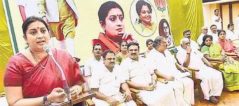 மத்திய அரசின் சாதனைகளை மக்களுக்கு தெரிவிக்க வேண்டும்: பாஜகவினருக்கு ஸ்மிருதி இராணி வேண்டுகோள்