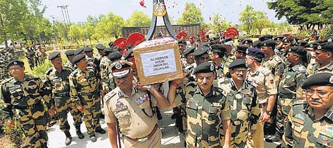 காஷ்மீரில் 2 போலீஸார் சுட்டுக்கொலை: 24 மணி நேரத்துக்குள் 2-வது தாக்குதல்