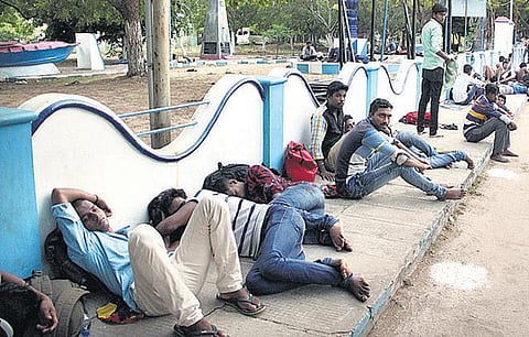 தவறான வாட்ஸ்அப் தகவலால் நாகையில் திரண்ட இளைஞர்கள்