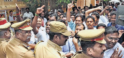 புதுச்சேரியில் நாளை பதவியேற்பு விழா: வைத்தியலிங்கம் ஆதரவாளர்கள் எதிர்ப்பு