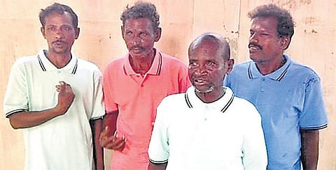 நெடுந்தீவு அருகே மீன் பிடித்துக்கொண்டிருந்த ராமேசுவரம் மீனவர் 4 பேர் சிறைபிடிப்பு: இலங்கை கடற்படையினர் அட்டூழியம்